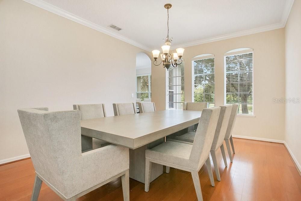 En Venta: $615,000 (4 camas, 2 baños, 2945 Pies cuadrados)