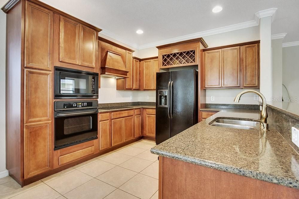 En Venta: $615,000 (4 camas, 2 baños, 2945 Pies cuadrados)