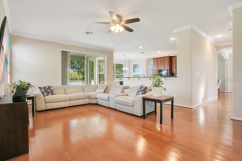 En Venta: $615,000 (4 camas, 2 baños, 2945 Pies cuadrados)