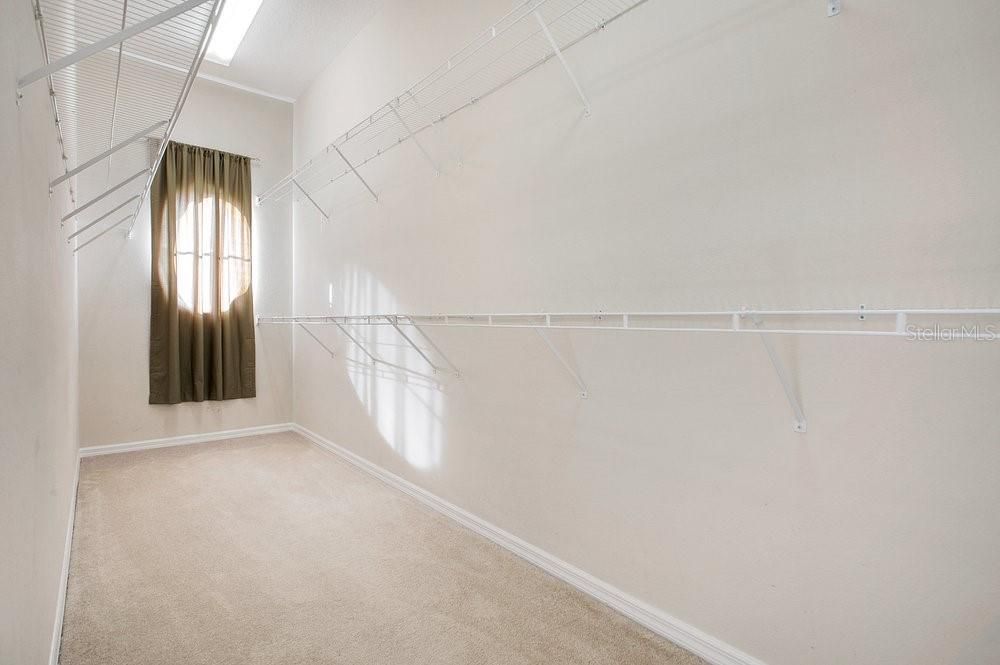 En Venta: $615,000 (4 camas, 2 baños, 2945 Pies cuadrados)