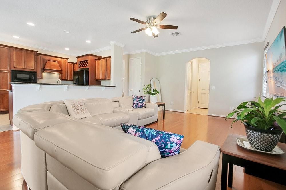 En Venta: $615,000 (4 camas, 2 baños, 2945 Pies cuadrados)