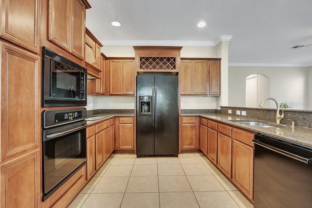 En Venta: $615,000 (4 camas, 2 baños, 2945 Pies cuadrados)