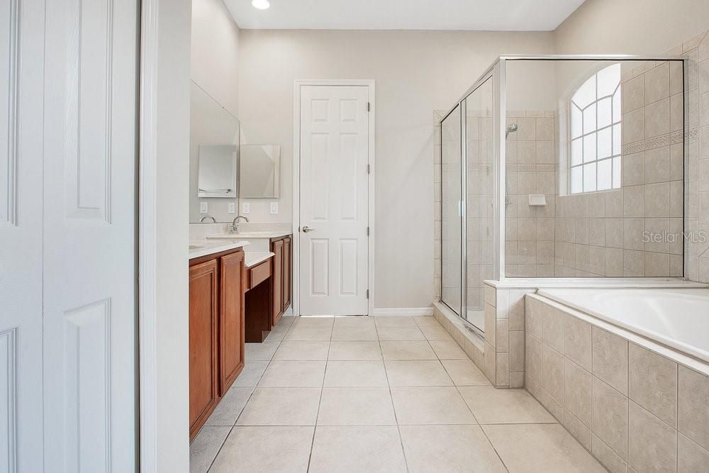 En Venta: $615,000 (4 camas, 2 baños, 2945 Pies cuadrados)