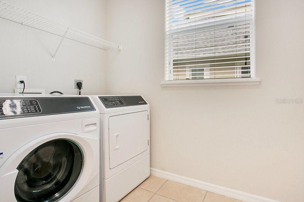 En Venta: $615,000 (4 camas, 2 baños, 2945 Pies cuadrados)