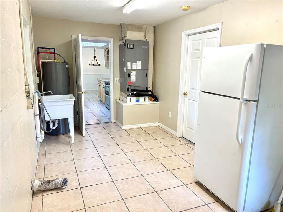 Active With Contract: $295,000 (3 beds, 2 baths, 1465 Square Feet)