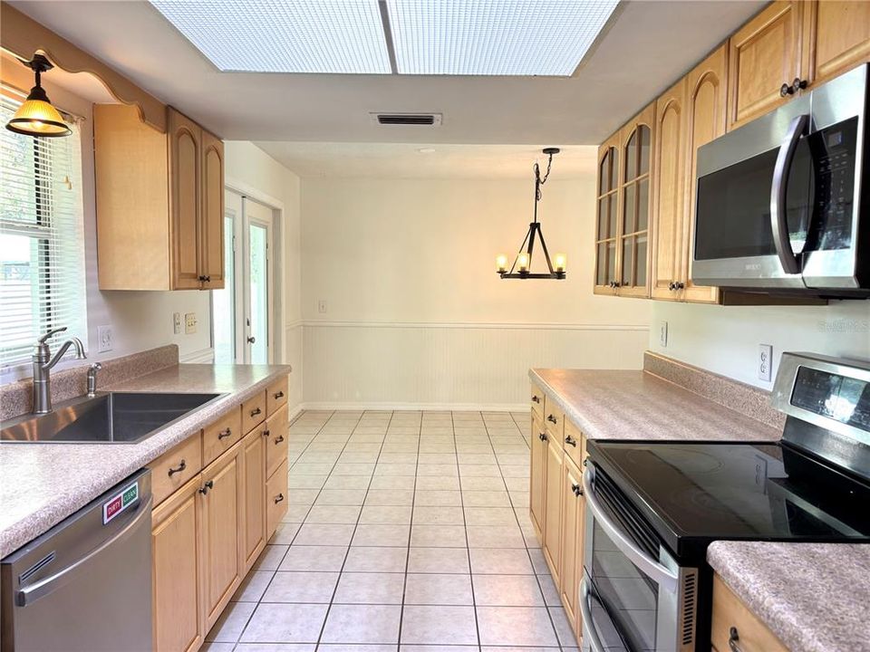 Active With Contract: $295,000 (3 beds, 2 baths, 1465 Square Feet)