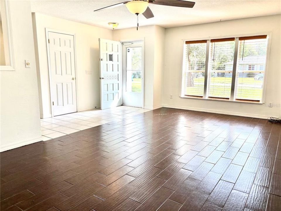 Active With Contract: $295,000 (3 beds, 2 baths, 1465 Square Feet)