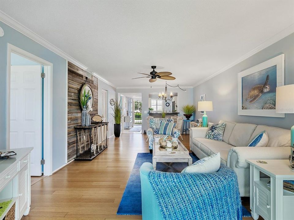 For Sale: $374,900 (2 beds, 2 baths, 1013 Square Feet)