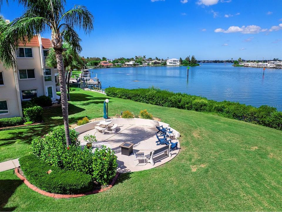 For Sale: $374,900 (2 beds, 2 baths, 1013 Square Feet)