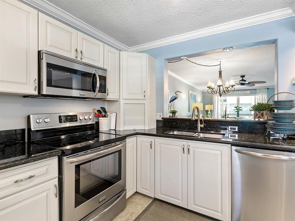 For Sale: $374,900 (2 beds, 2 baths, 1013 Square Feet)