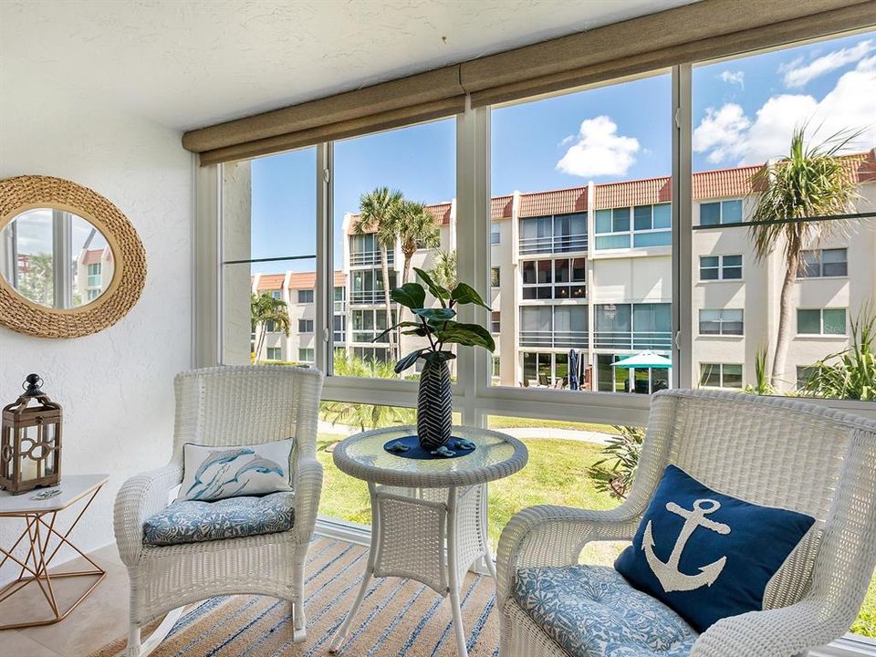 For Sale: $374,900 (2 beds, 2 baths, 1013 Square Feet)