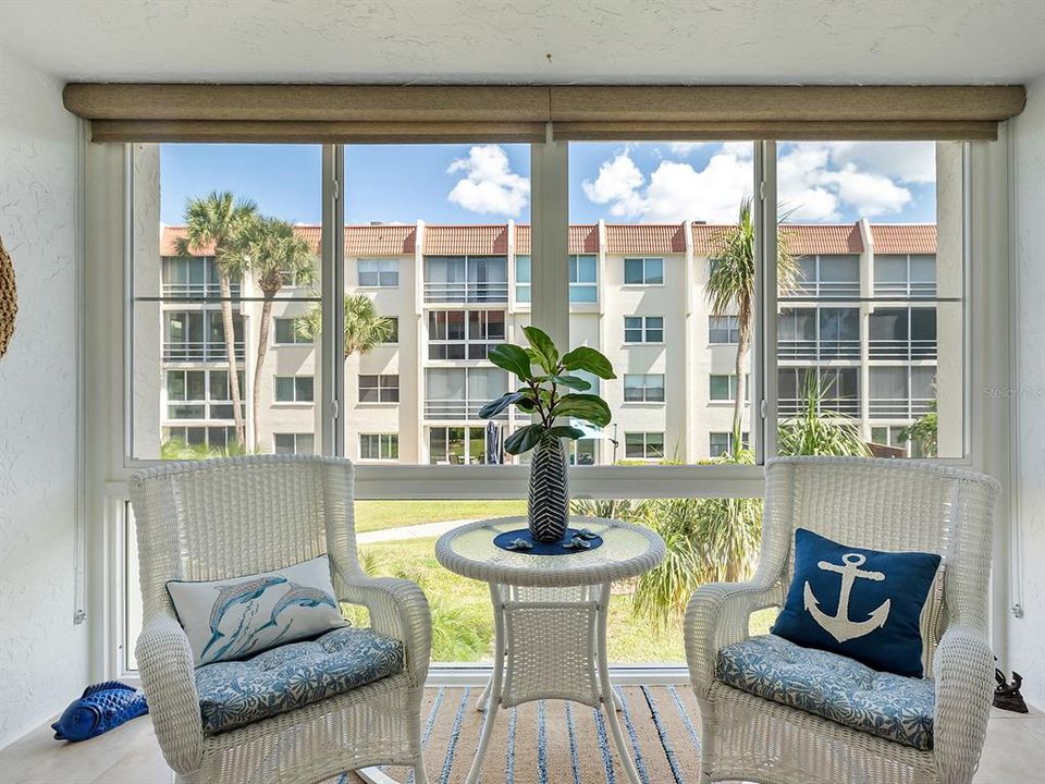 For Sale: $374,900 (2 beds, 2 baths, 1013 Square Feet)