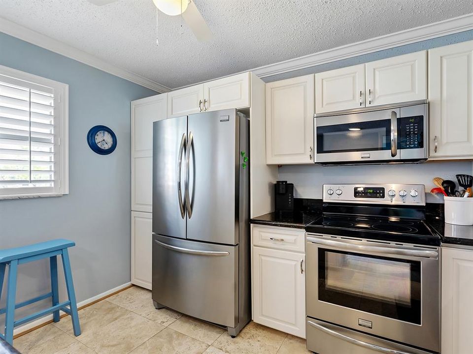 For Sale: $374,900 (2 beds, 2 baths, 1013 Square Feet)