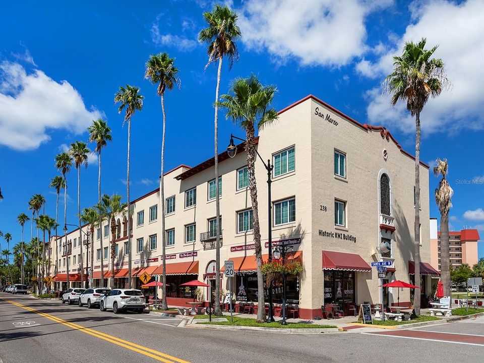 For Sale: $374,900 (2 beds, 2 baths, 1013 Square Feet)