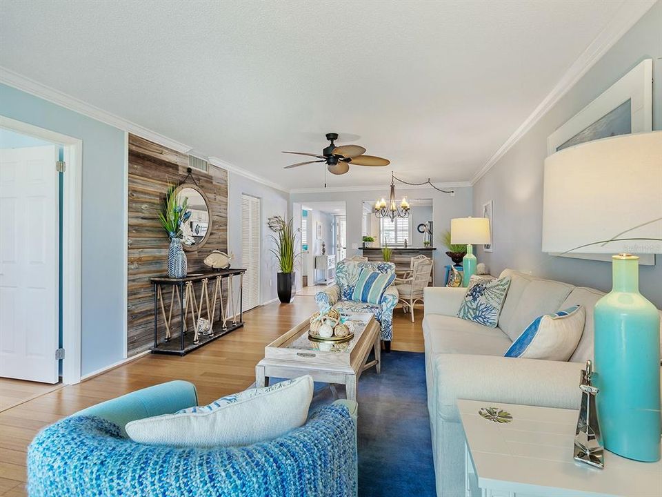 For Sale: $374,900 (2 beds, 2 baths, 1013 Square Feet)