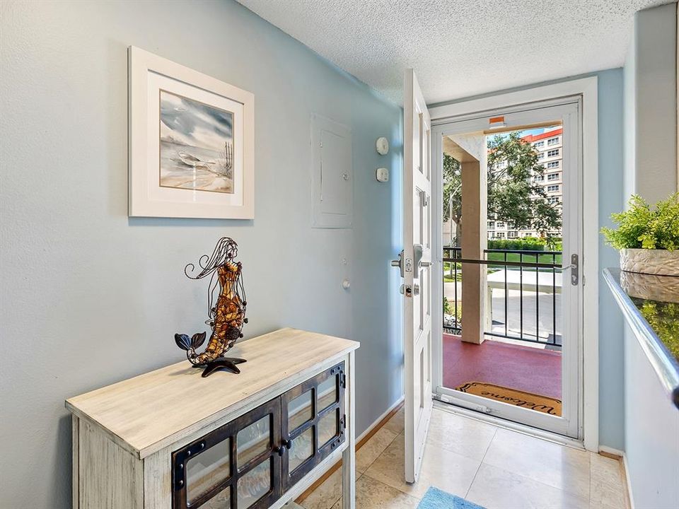 For Sale: $374,900 (2 beds, 2 baths, 1013 Square Feet)
