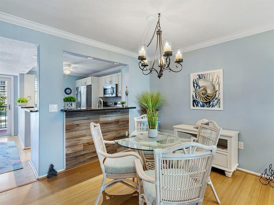 For Sale: $374,900 (2 beds, 2 baths, 1013 Square Feet)