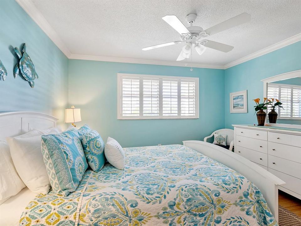 For Sale: $374,900 (2 beds, 2 baths, 1013 Square Feet)