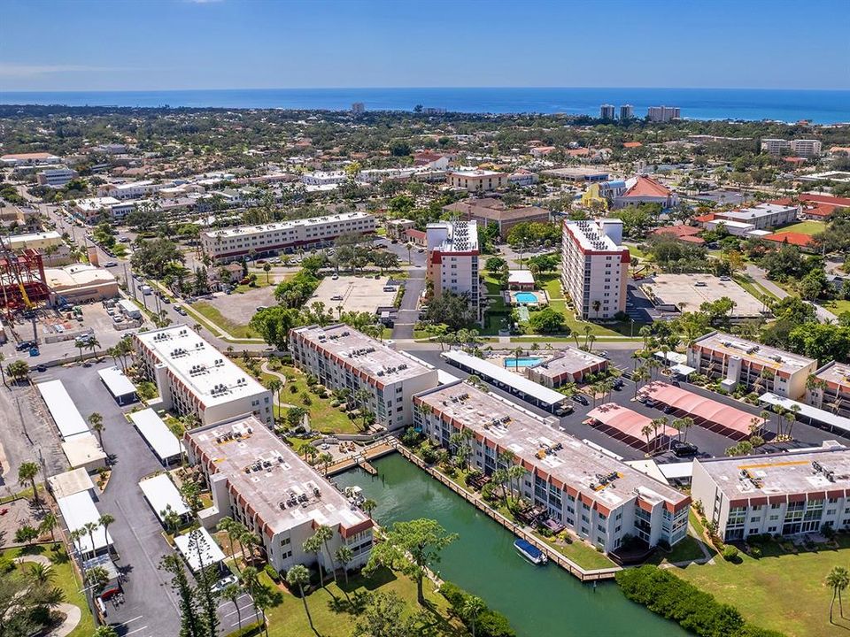 For Sale: $374,900 (2 beds, 2 baths, 1013 Square Feet)