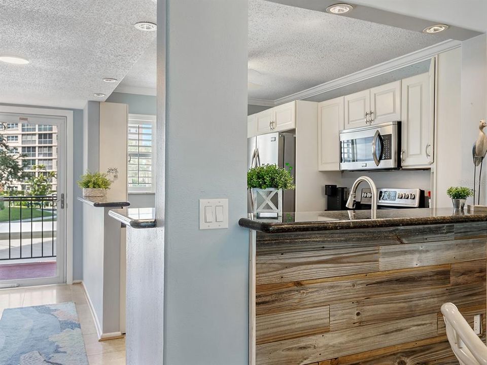 For Sale: $374,900 (2 beds, 2 baths, 1013 Square Feet)