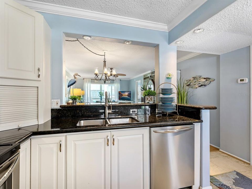 For Sale: $374,900 (2 beds, 2 baths, 1013 Square Feet)