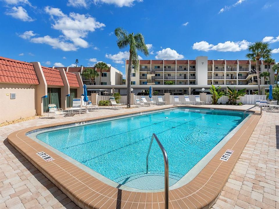 For Sale: $374,900 (2 beds, 2 baths, 1013 Square Feet)