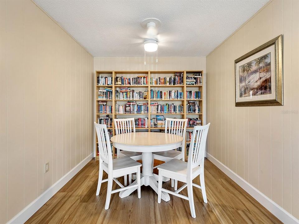 For Sale: $374,900 (2 beds, 2 baths, 1013 Square Feet)