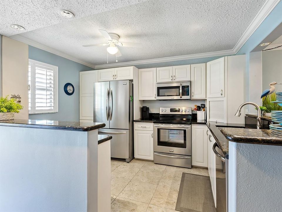 For Sale: $374,900 (2 beds, 2 baths, 1013 Square Feet)
