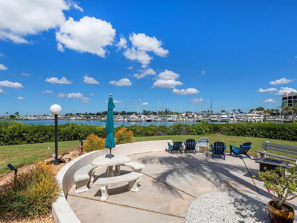 For Sale: $374,900 (2 beds, 2 baths, 1013 Square Feet)