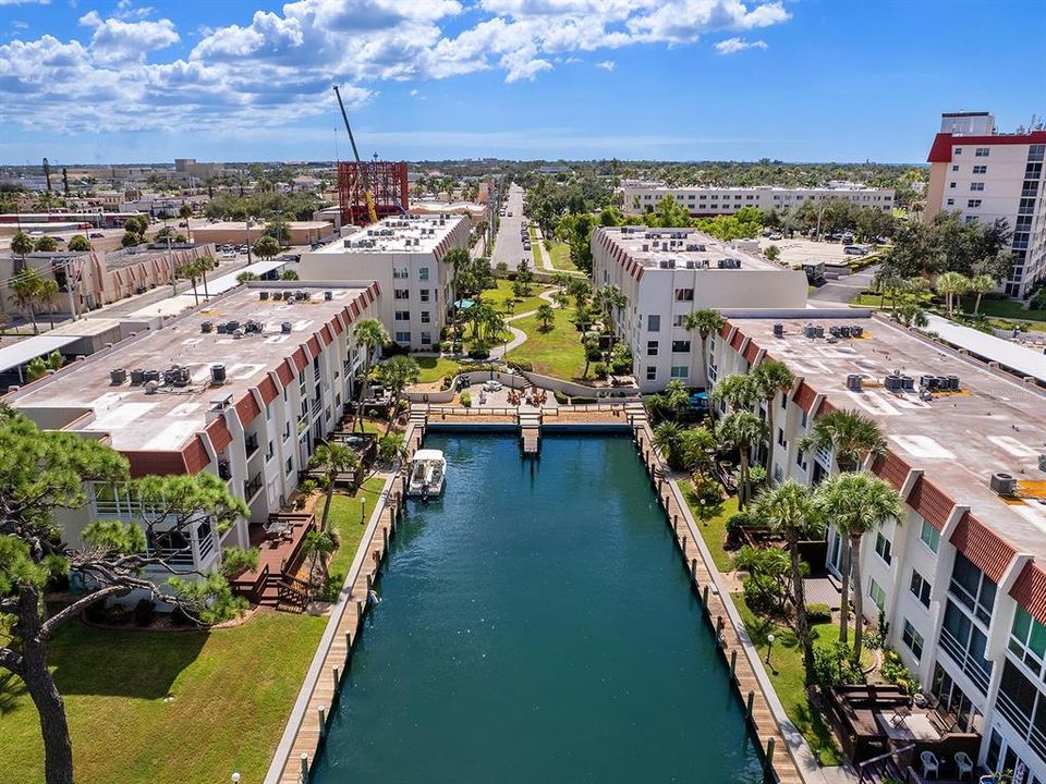 For Sale: $374,900 (2 beds, 2 baths, 1013 Square Feet)