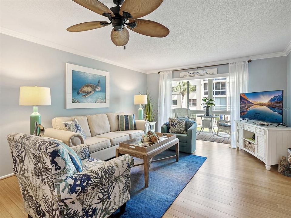 For Sale: $374,900 (2 beds, 2 baths, 1013 Square Feet)