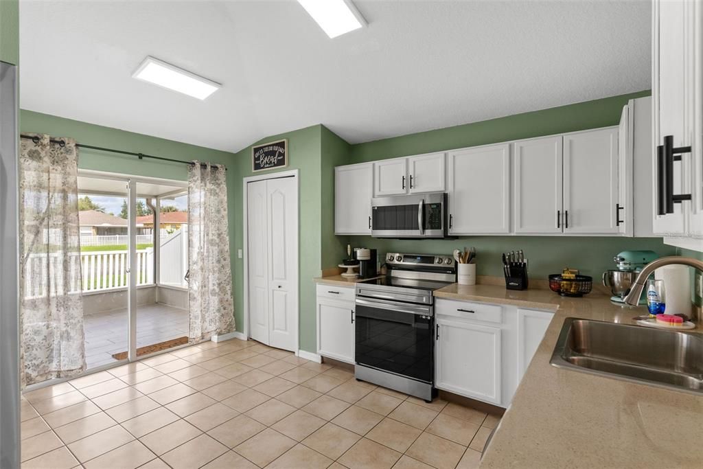 For Sale: $435,000 (4 beds, 2 baths, 1502 Square Feet)