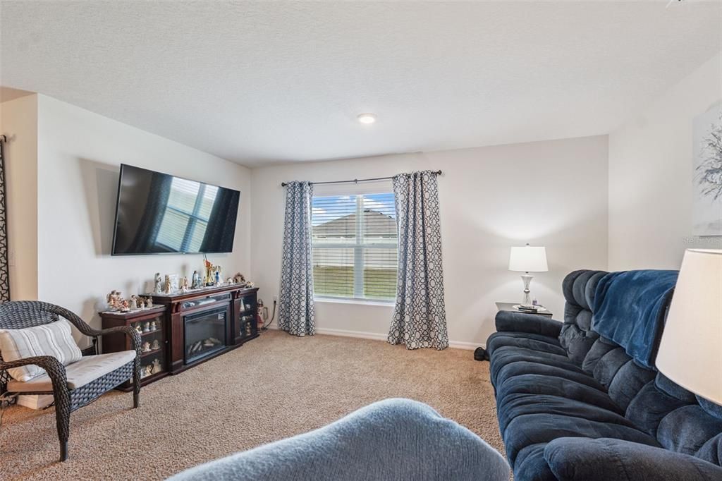 For Sale: $329,900 (4 beds, 2 baths, 1812 Square Feet)