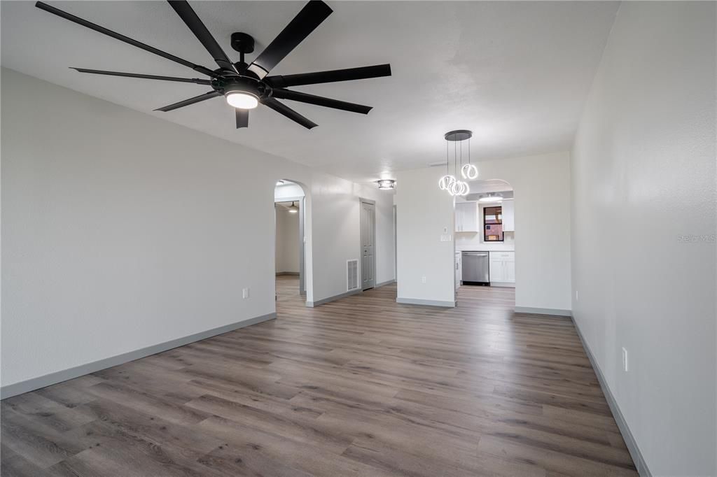 For Sale: $164,900 (2 beds, 2 baths, 1044 Square Feet)