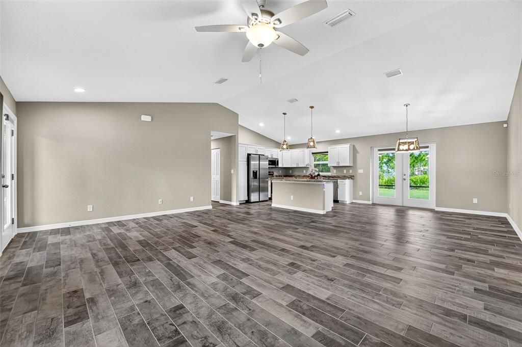 合同活跃: $320,000 (3 贝兹, 2 浴室, 1640 平方英尺)