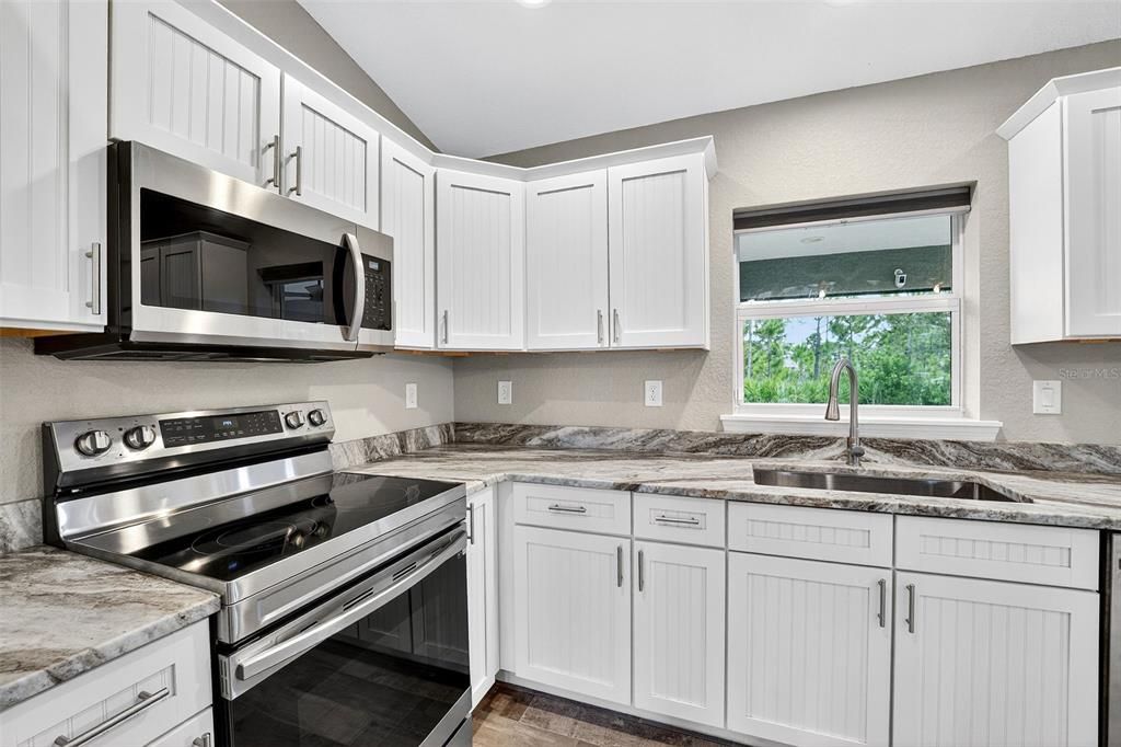 合同活跃: $320,000 (3 贝兹, 2 浴室, 1640 平方英尺)