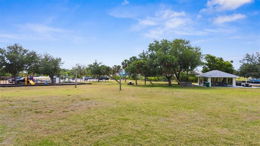 合同活跃: $320,000 (3 贝兹, 2 浴室, 1640 平方英尺)