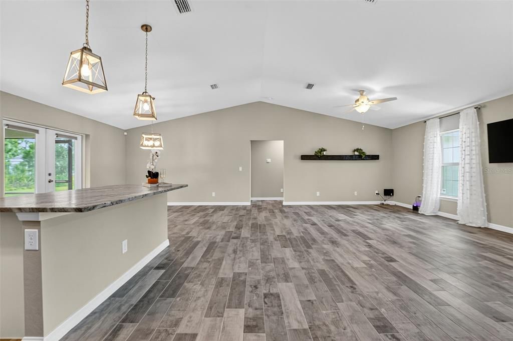 合同活跃: $320,000 (3 贝兹, 2 浴室, 1640 平方英尺)