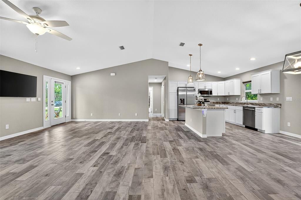 合同活跃: $320,000 (3 贝兹, 2 浴室, 1640 平方英尺)