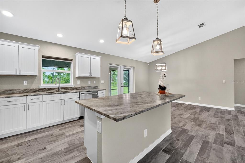 合同活跃: $320,000 (3 贝兹, 2 浴室, 1640 平方英尺)