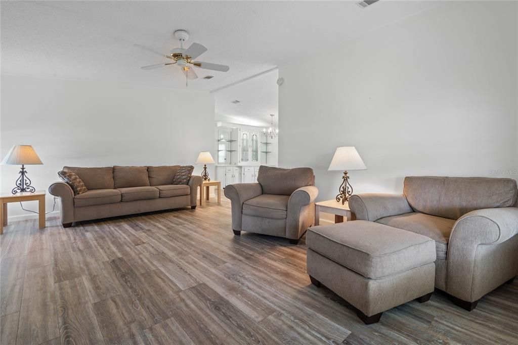 待售: $195,000 (2 贝兹, 2 浴室, 1232 平方英尺)