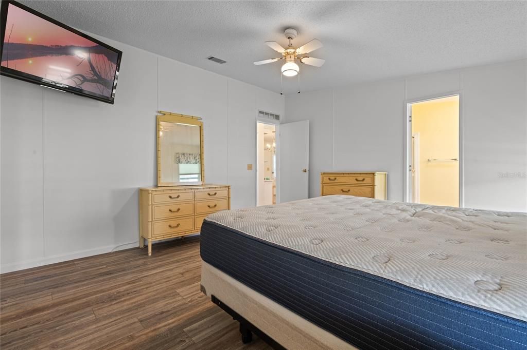 待售: $195,000 (2 贝兹, 2 浴室, 1232 平方英尺)