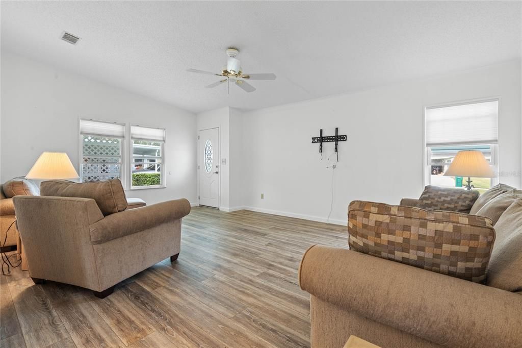 待售: $195,000 (2 贝兹, 2 浴室, 1232 平方英尺)