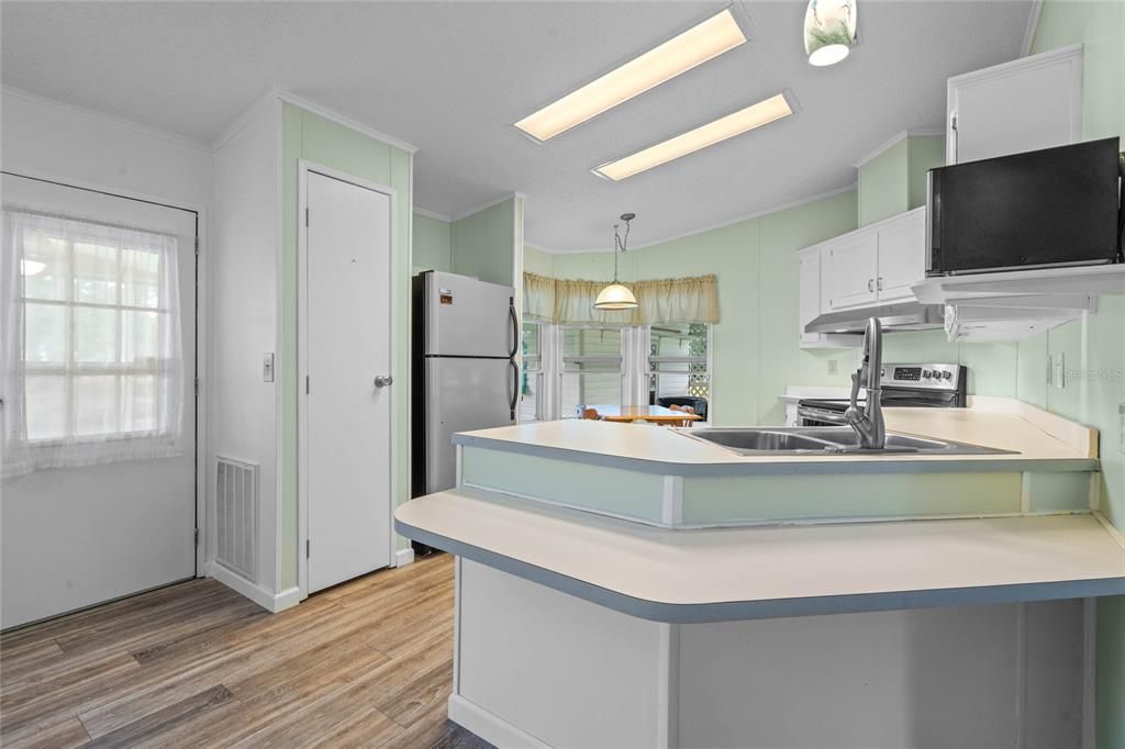 待售: $195,000 (2 贝兹, 2 浴室, 1232 平方英尺)