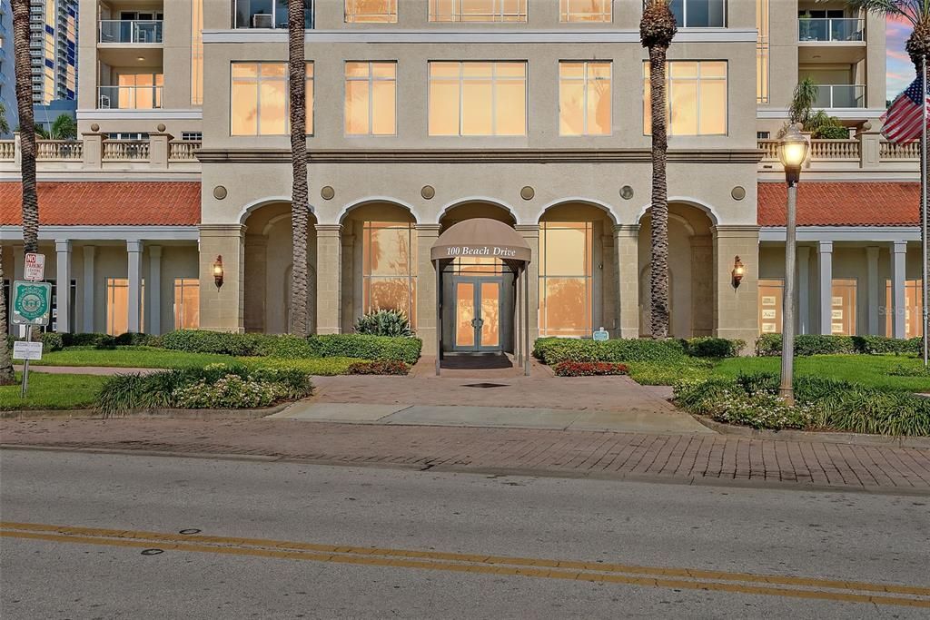 For Sale: $2,795,000 (3 beds, 2 baths, 2500 Square Feet)