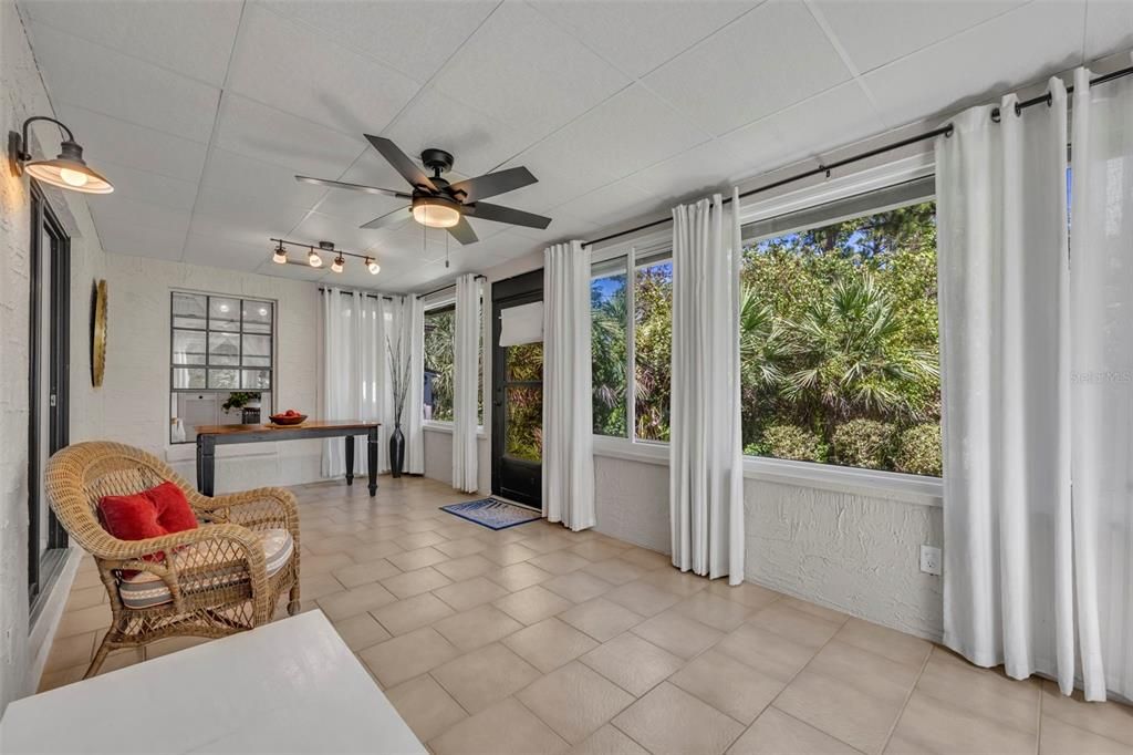 For Sale: $274,000 (2 beds, 2 baths, 1362 Square Feet)