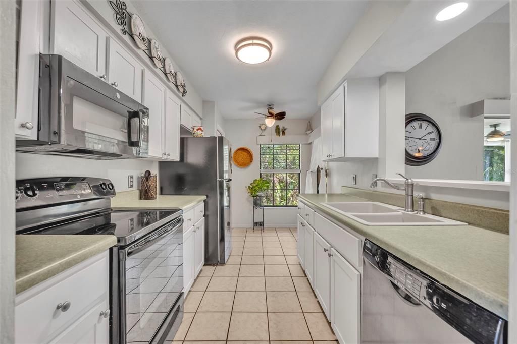 For Sale: $274,000 (2 beds, 2 baths, 1362 Square Feet)