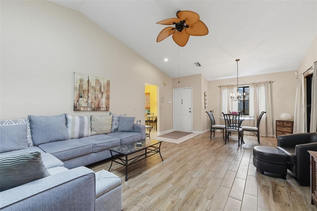 待售: $179,000 (2 贝兹, 2 浴室, 1124 平方英尺)