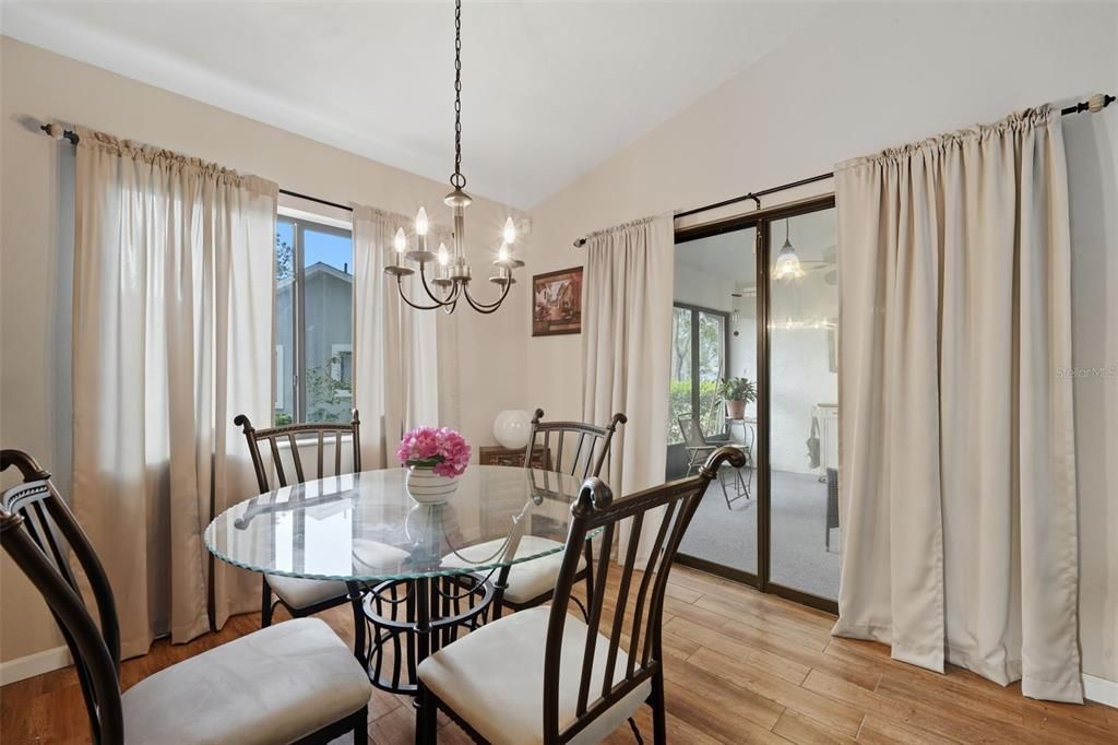 待售: $179,000 (2 贝兹, 2 浴室, 1124 平方英尺)