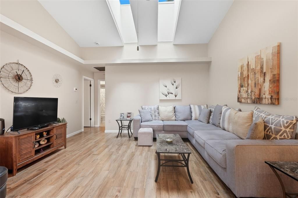 待售: $179,000 (2 贝兹, 2 浴室, 1124 平方英尺)